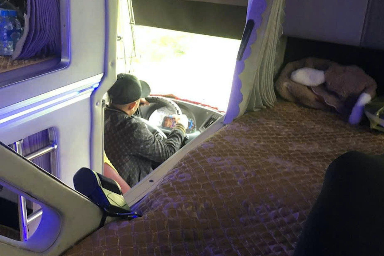 Tài xế vừa lái xe khách vừa chơi game đối diện mức phạt nào?