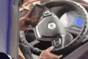 Tài xế xe giường nằm vừa lái vừa chơi game, còn hô to khi chiến thắng