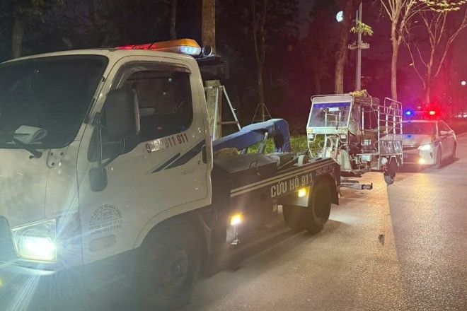 Thu giữ xe ba bánh 'đi lạc' lên cao tốc vành đai 3 trên cao ở Hà Nội