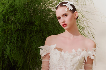 Váy cưới cao cấp lấy cảm hứng hoa lá, tốn 240 giờ hoàn thành