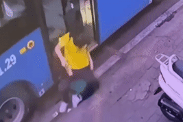 Bản tin trưa 22/3: Nữ sinh xuống xe buýt ngã nhào, hoảng loạn nằm sát bánh xe