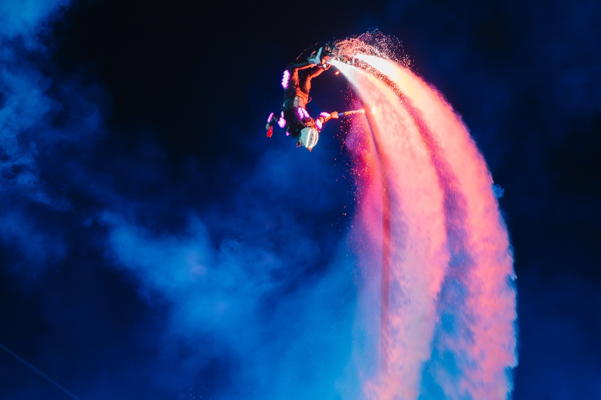 A4 Nghệ sỹ Flyboard trình diễn trên không.jpg