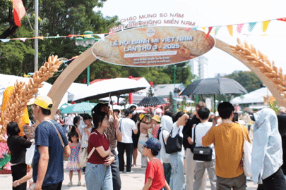 Bất chấp nắng nóng, hàng ngàn người xếp hàng mua bánh mì tại lễ hội ở TPHCM