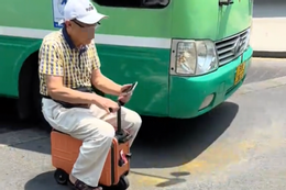 Công an xác minh clip người đàn ông 'cưỡi' vali chạy bon bon trên phố