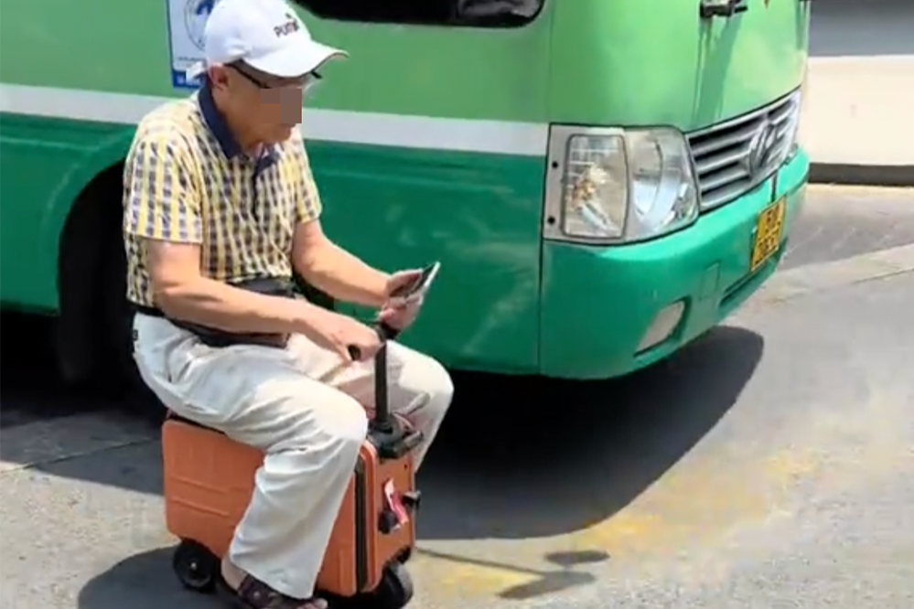 Công an xác minh clip người đàn ông 'cưỡi' vali chạy bon bon trên phố