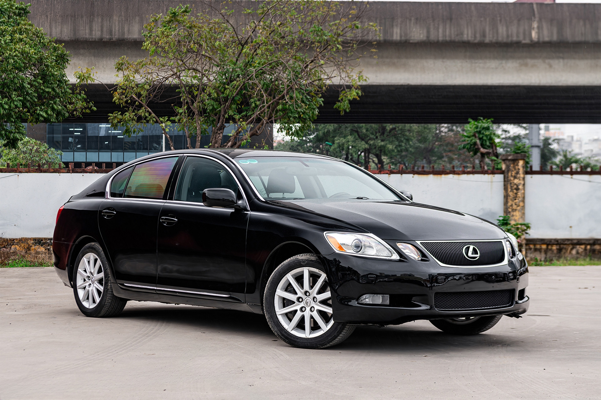 Đi 18 năm, xe sang Lexus GS350 bán rẻ ngang xe phổ thông hạng A