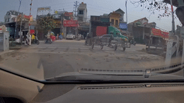 Barie bất ngờ mở khi tàu đang lao tới, tài xế ô tô thoát chết trong gang tấc