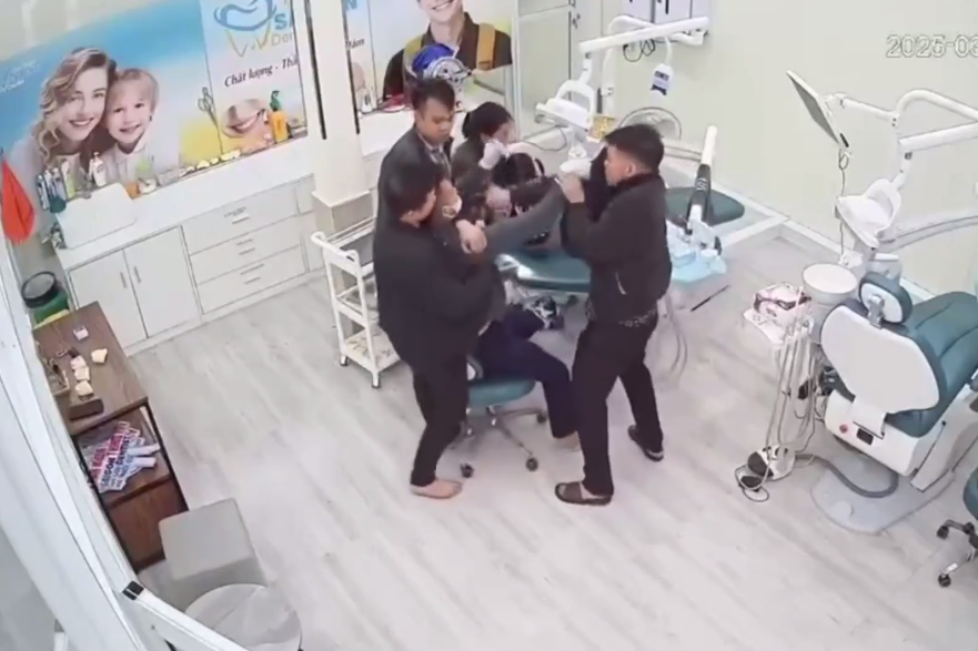 Làm rõ việc thanh niên đang khám răng cho trẻ em bị 3 người lao vào đánh túi bụi