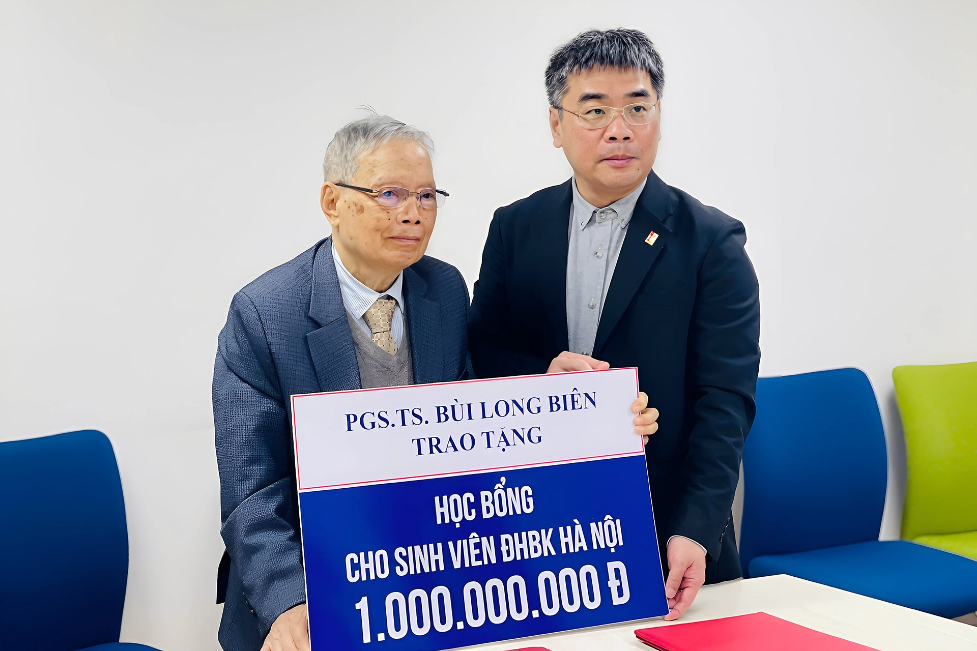 Thầy giáo 88 tuổi tặng 1 tỷ đồng cho sinh viên nghèo Đại học Bách khoa Hà Nội