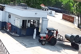 Xe kéo cua vào cổng công ty, 3 cuộn vải rơi đè tử vong bảo vệ