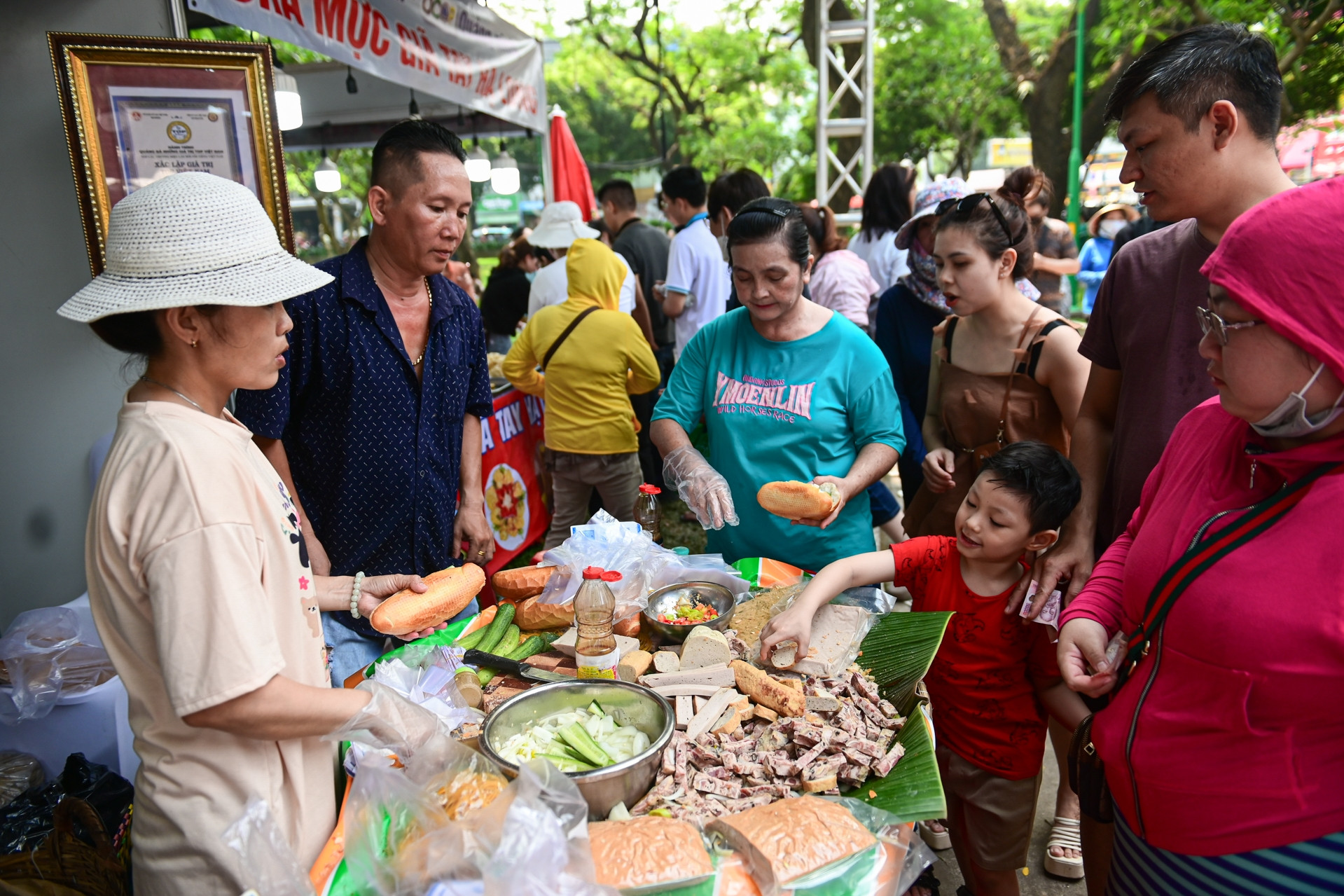 Xếp hàng mua bằng được loạt thương hiệu bánh mì nổi tiếng TPHCM