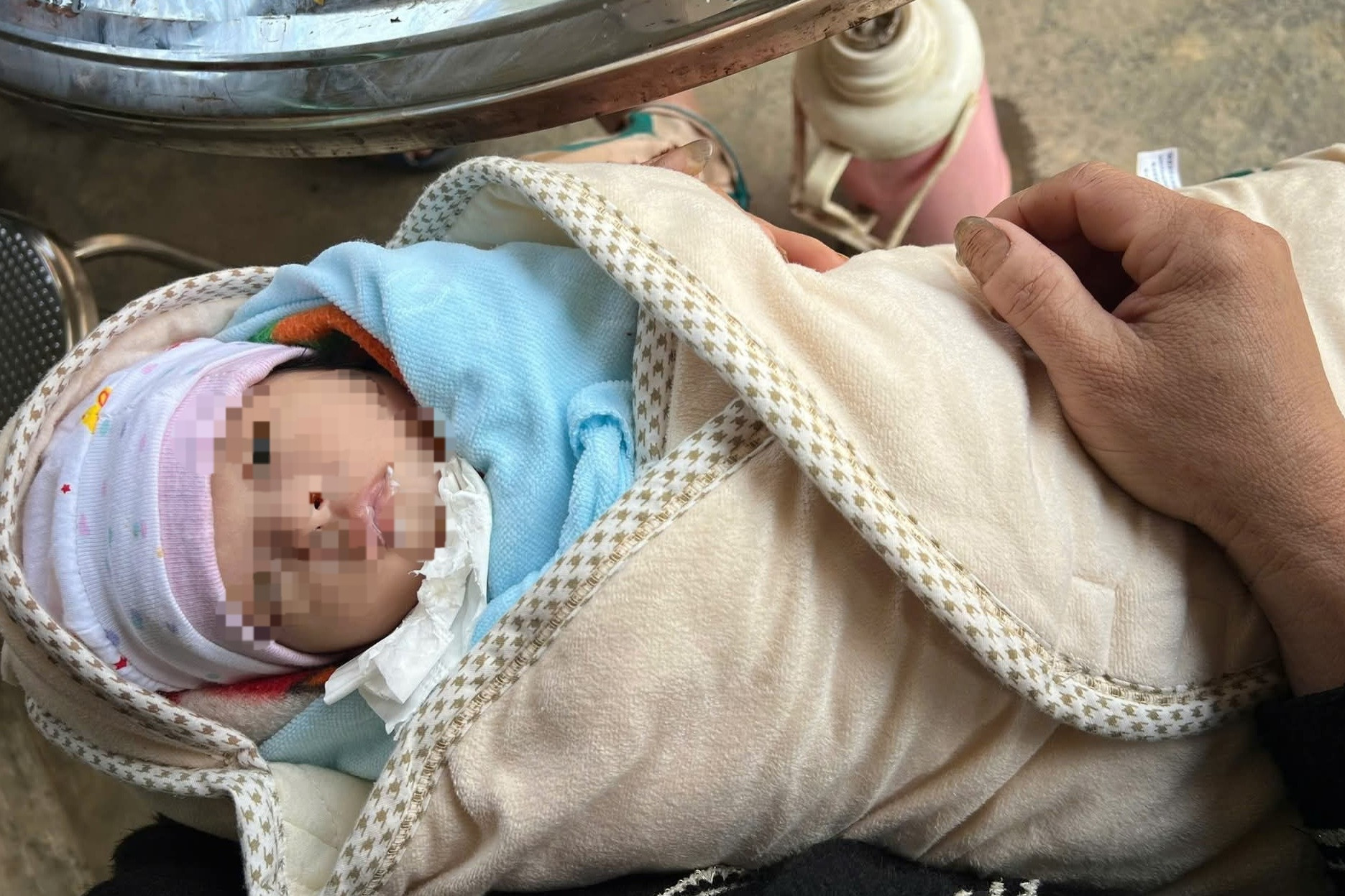 Bé gái sơ sinh bị bỏ lại ven đường kèm bức thư vỏn vẹn 40 chữ