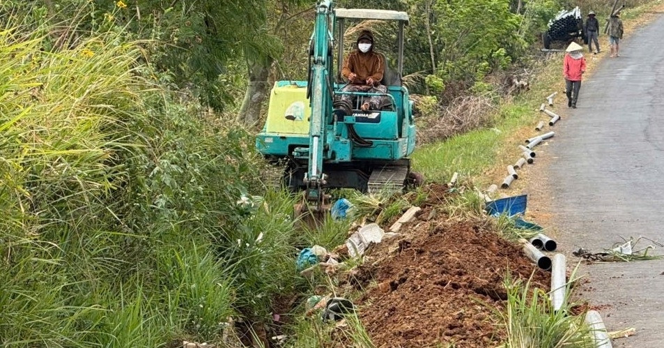 40 hộ dân góp tiền tỷ cứu cây cà phê sắp chết khát