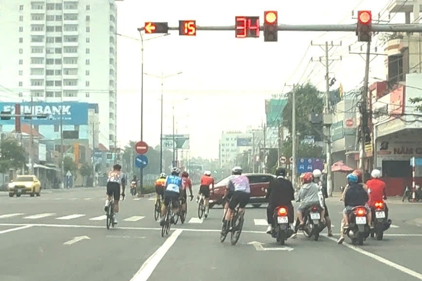 Clip cả đoàn xe thản nhiên vượt đèn đỏ trên quốc lộ