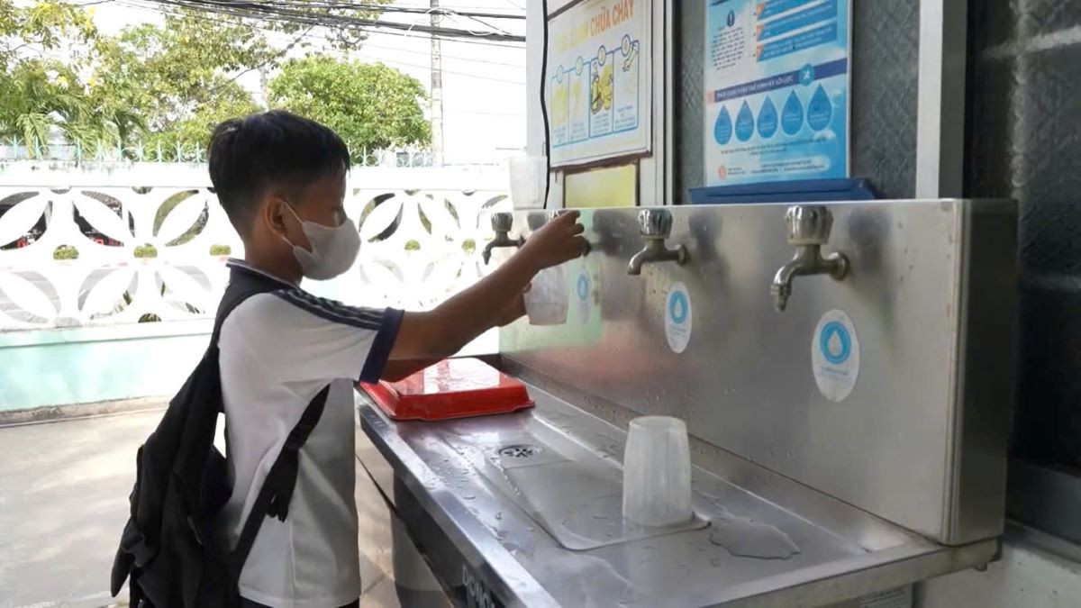 hoc sinh nuoc sach.jpg