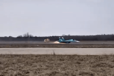 Khoảnh khắc tiêm kích Su-34 Nga gặp sự cố phải hạ cánh bằng bụng
