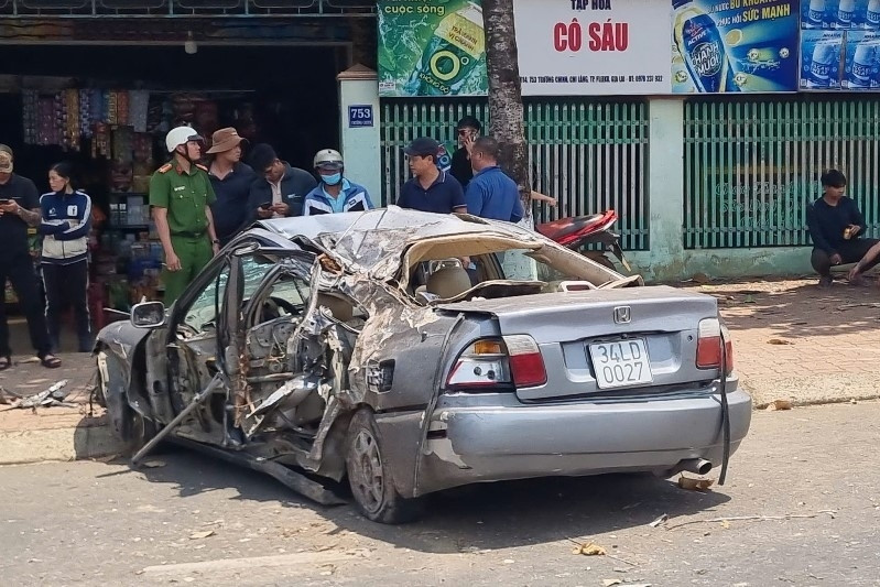 Ô tô lao lên vỉa hè tông gãy biển báo, 2 người văng khỏi xe