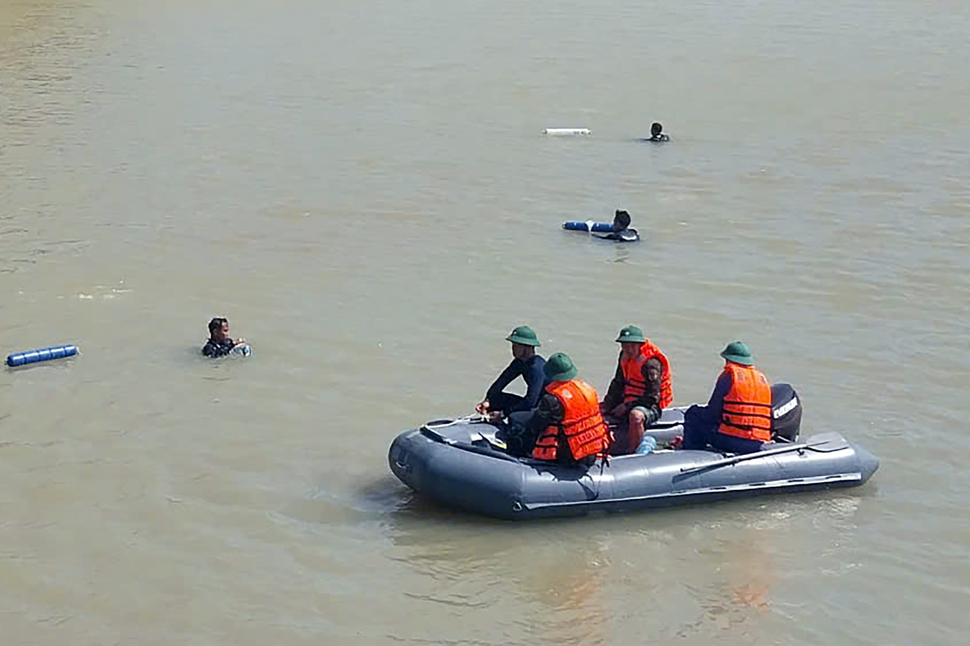 Tìm thấy 2 thi thể nữ giới trên sông, nghi nhảy cầu