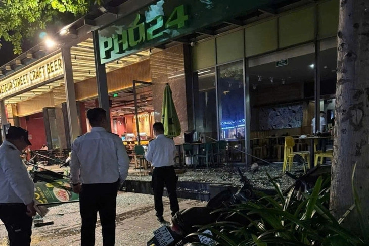 Nổ quán phở ở TPHCM, cửa kính bể nát văng tung tóe