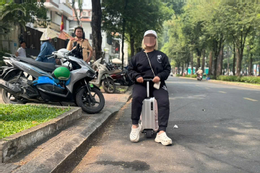 Xử phạt người phụ nữ 43 tuổi 'cưỡi' vali băng băng trên đường
