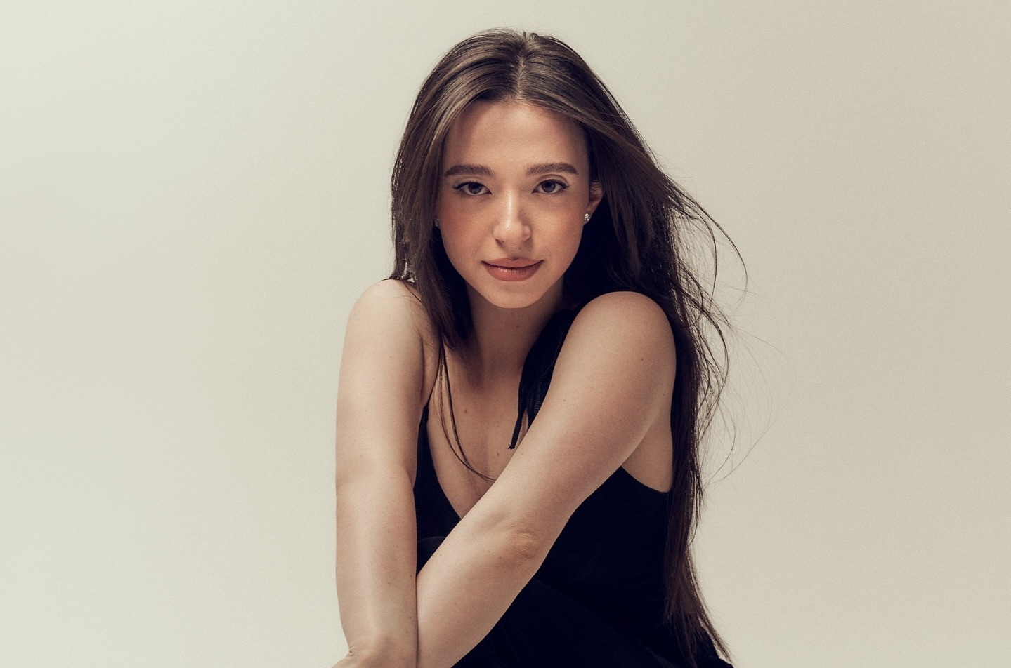 Đường cong quyến rũ của nữ diễn viên sinh năm 1999 đổi đời nhờ vai ngập cảnh nóng