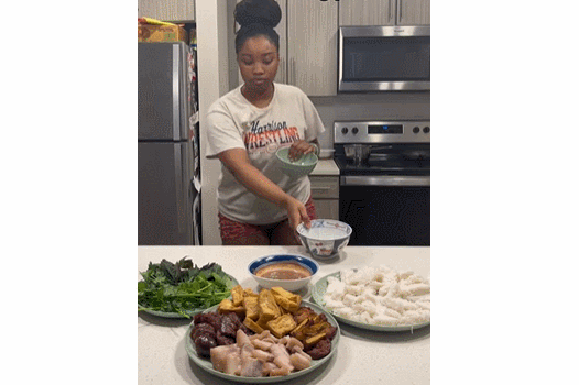 Cô gái Mỹ trổ tài nấu loạt món ăn Việt, người bản địa xem 'chột dạ' vì một điều