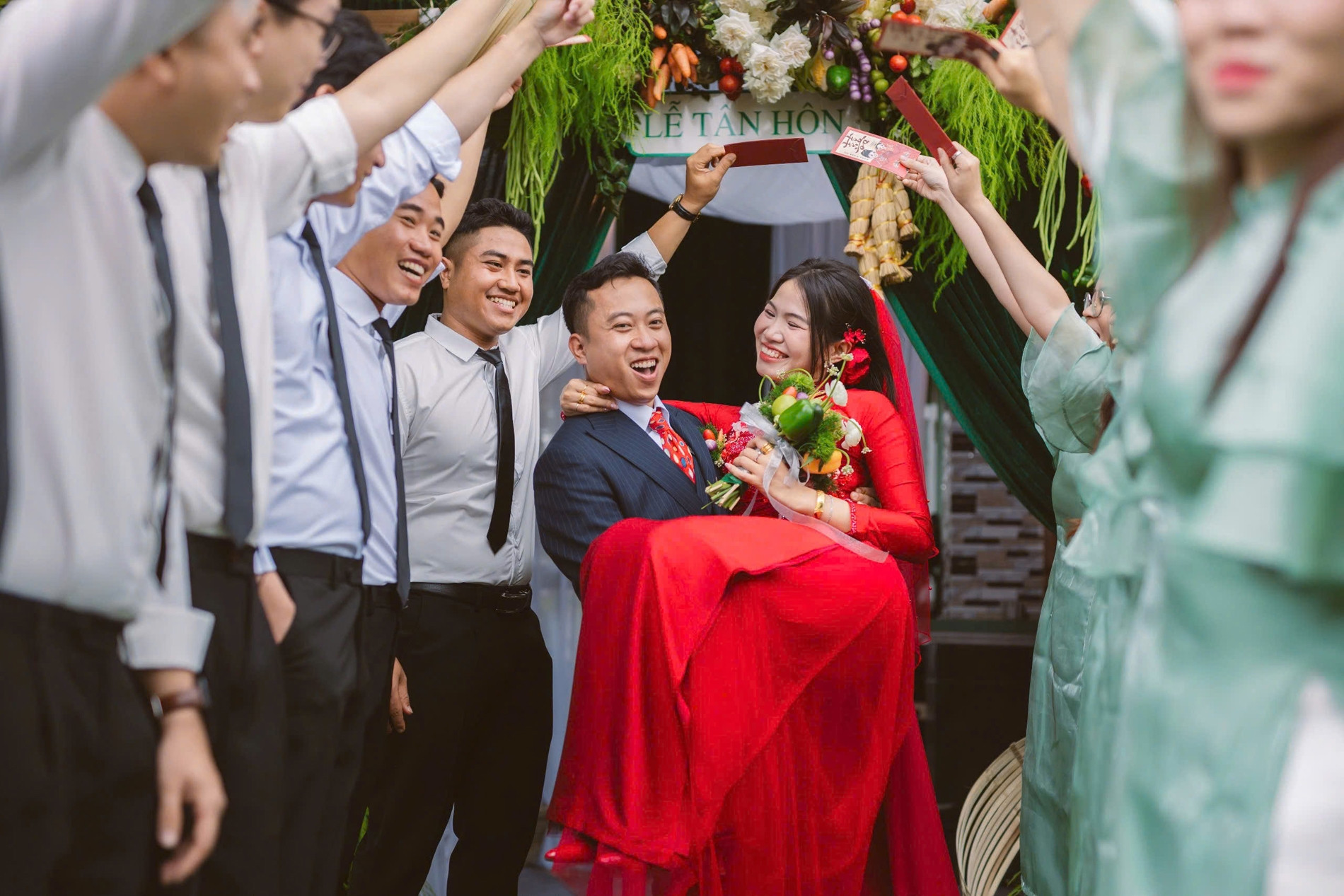 Đám cưới ở Bình Định trang trí bằng 200kg rau củ, khách ăn cỗ được gói mang về