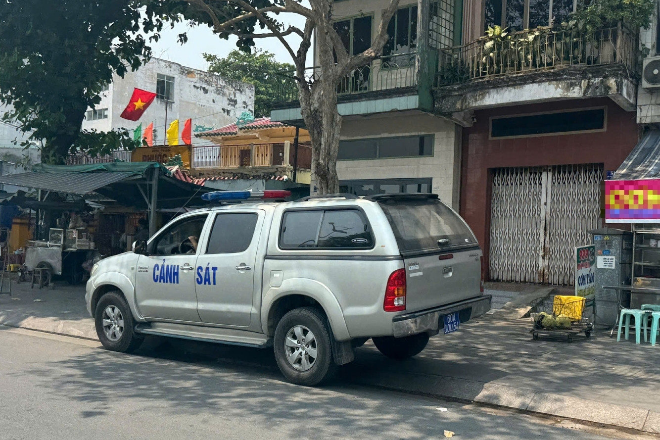 Đang ngồi nhậu trên vỉa hè, nam thanh niên bị người lạ đâm tử vong