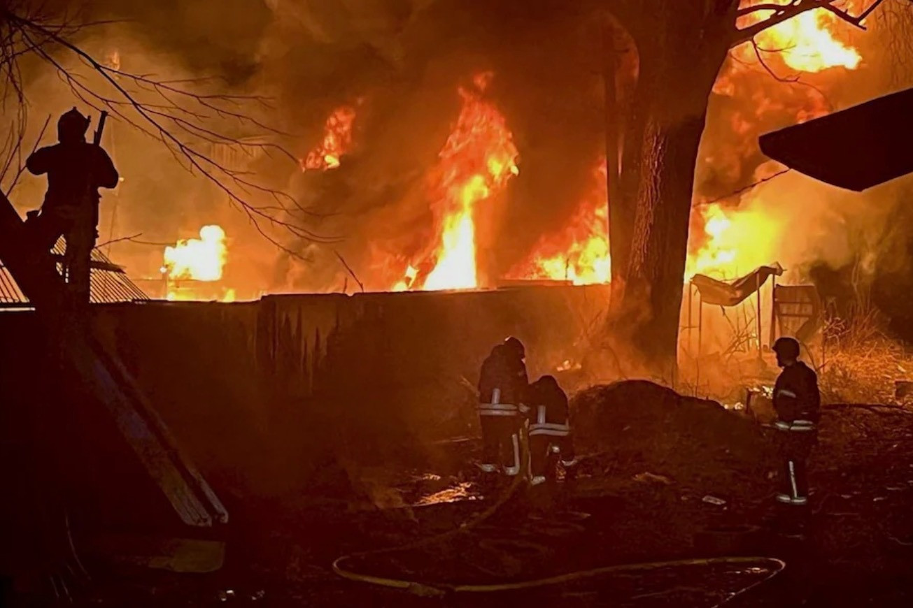 Các cuộc tấn công bằng tên lửa và máy bay không người lái vẫn diễn ra bất chấp Ukraine và Nga đồng ý ngừng bắn một phần. Ảnh: EFE/EPA