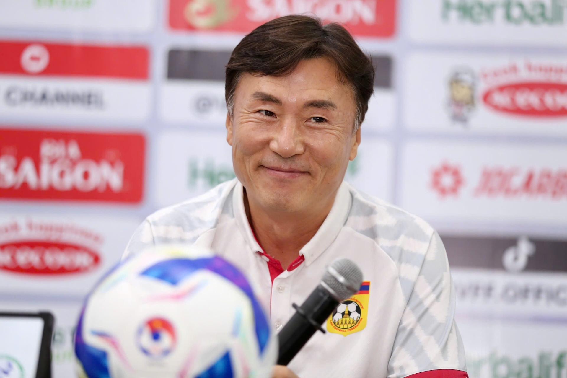 HLV tuyển Lào 'cảnh giác' với Quang Hải, Tiến Linh