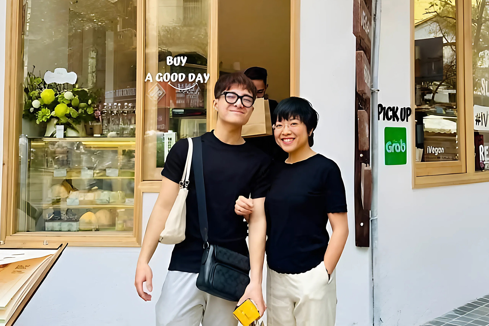 MC Thảo Vân được con trai an ủi sau vụ mất trộm, H'Hen Niê tình tứ bên chồng