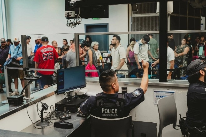 Người giữ 'thẻ xanh' ở Mỹ lo sợ bị trục xuất vì chính sách của ông Trump