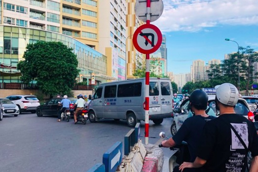 Những vị trí mặc định cấm ô tô quay đầu dù không có biển cấm, tài xế cần biết