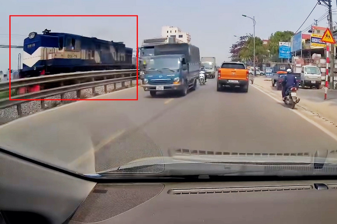 Vì sao barie đường sắt bất ngờ bật mở?