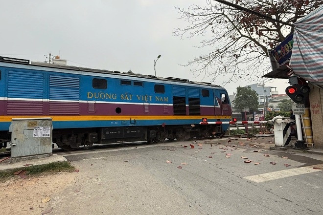 Vụ barie bất ngờ mở khi tàu đến: Người dân ở Hà Nội 'tố' thanh chắn hay trục trặc