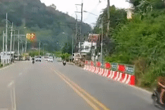Xe khách mất lái rồi lật nghiêng khó hiểu khiến hàng chục hành khách bị thương