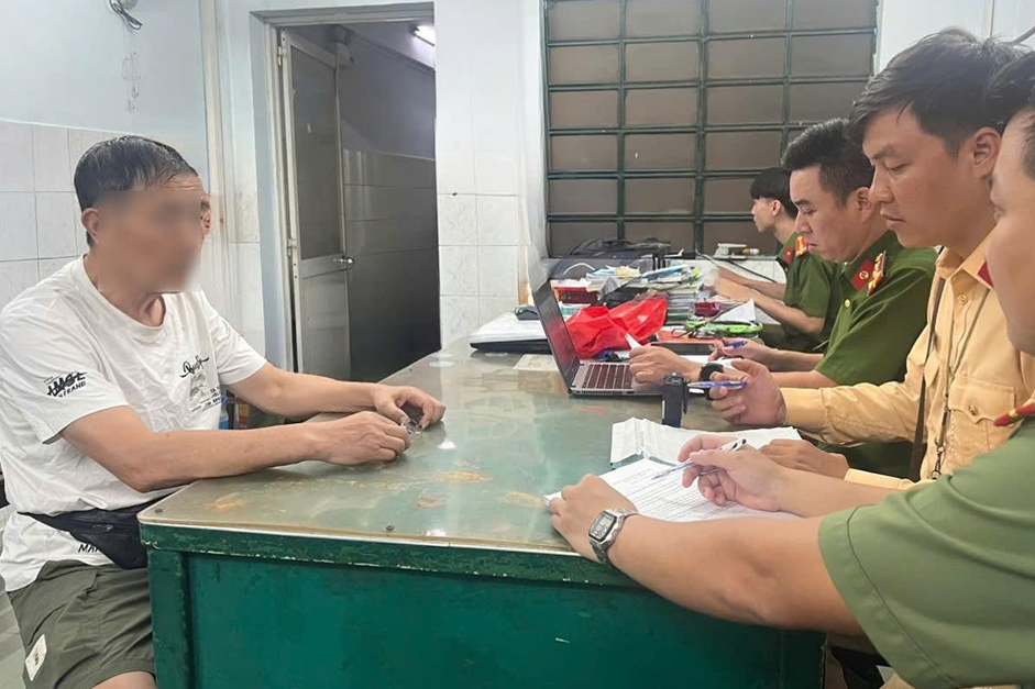 Xử phạt người đàn ông Trung Quốc ‘cưỡi’ vali chạy bon bon trên phố