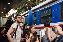 CSGT kiểm tra đột xuất phố cà phê đường tàu, nhiều du khách bị mời ra ngoài