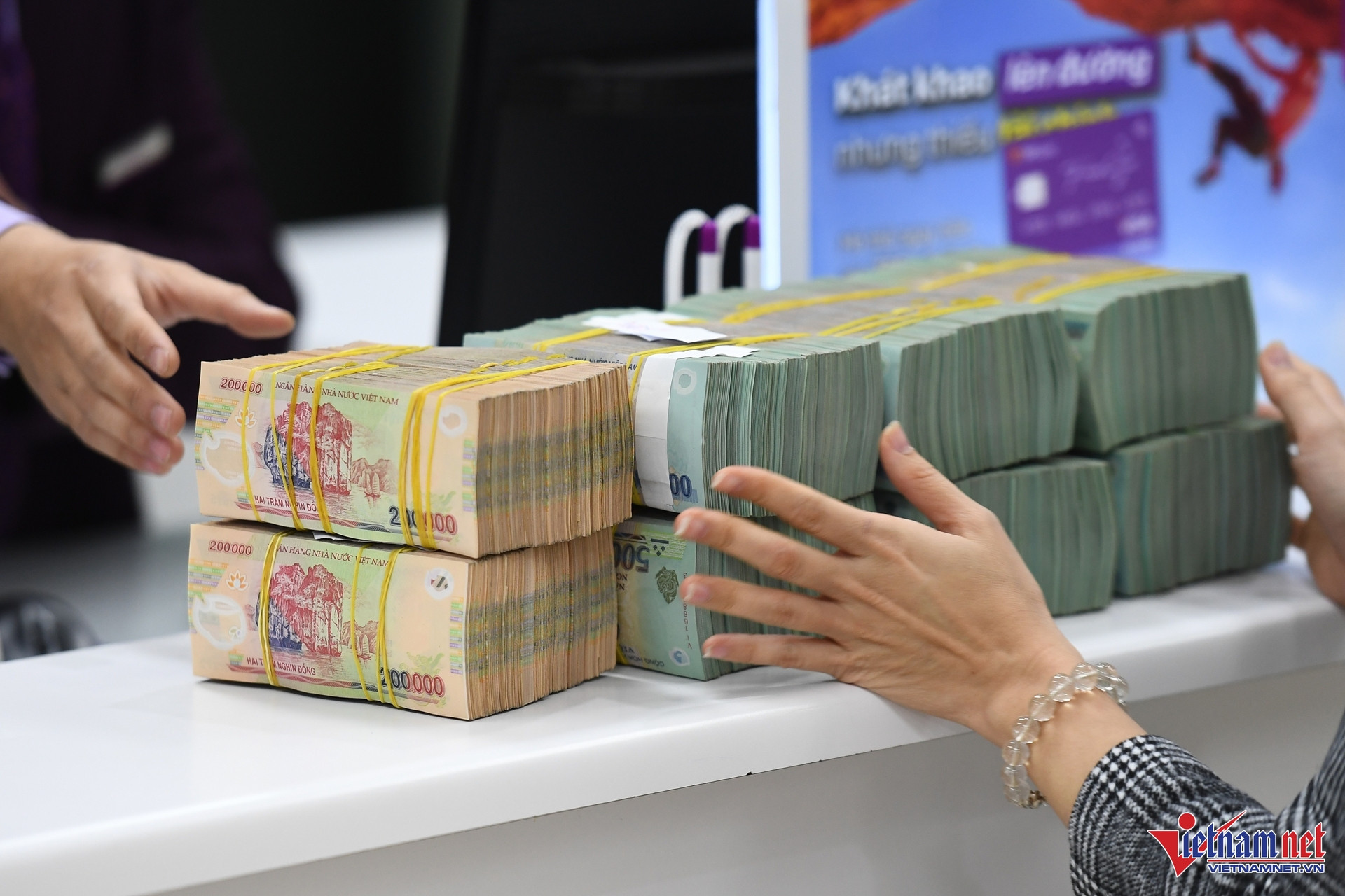 Lãi suất ngân hàng hôm nay 25/3/2025: Tròn 1 tháng nhà băng 'ghìm' lãi suất