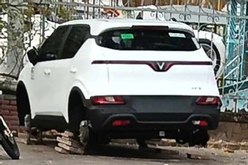 Bản tin cuối ngày 25/3: Ô tô mới đỗ vỉa hè, cả 4 bánh 'không cánh mà bay'