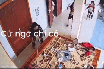Bản tin sáng 25/3: Phẫn nộ người đàn ông dùng gậy đánh tới tấp vợ con ở Nghệ An