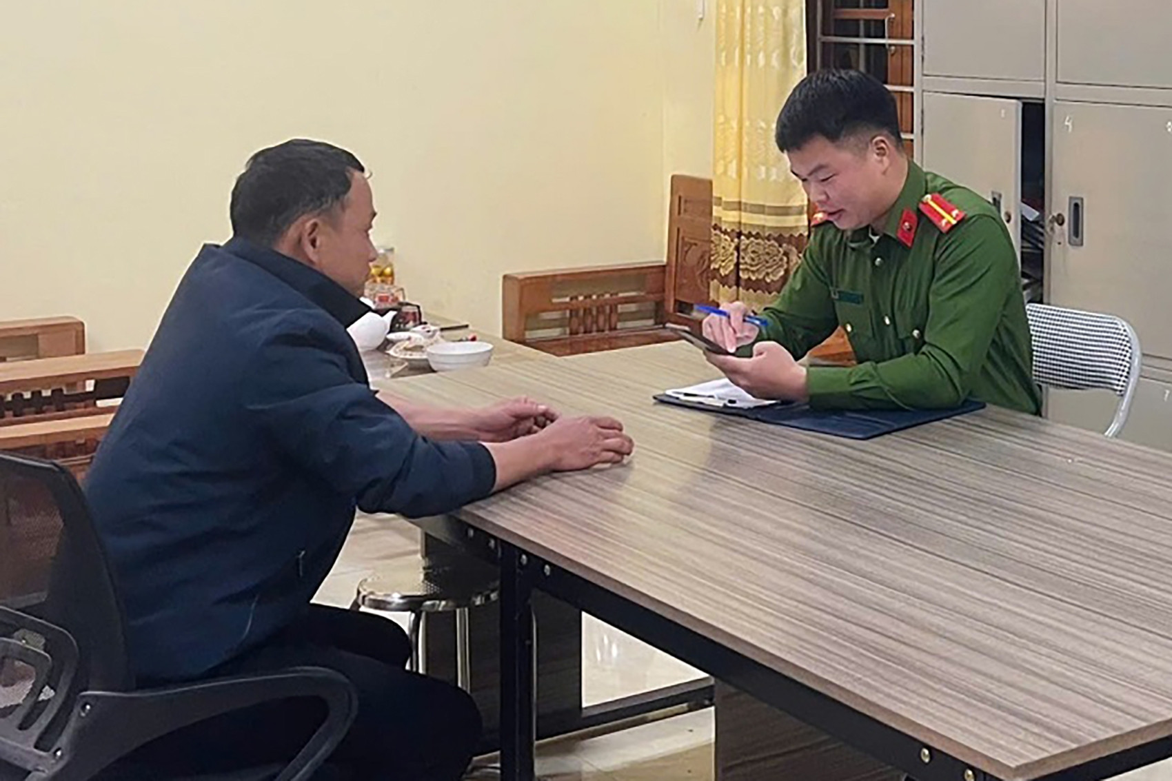 Bạn quen qua mạng và lời hứa hẹn nhận vali tiền chứa 20 tỷ đồng