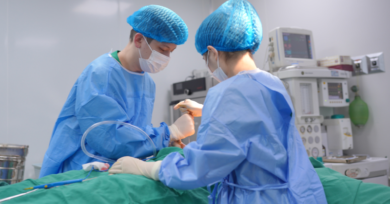 Bị che mắt khi làm đẹp, người phụ nữ được tiêm "mỡ lạ" vào ngực