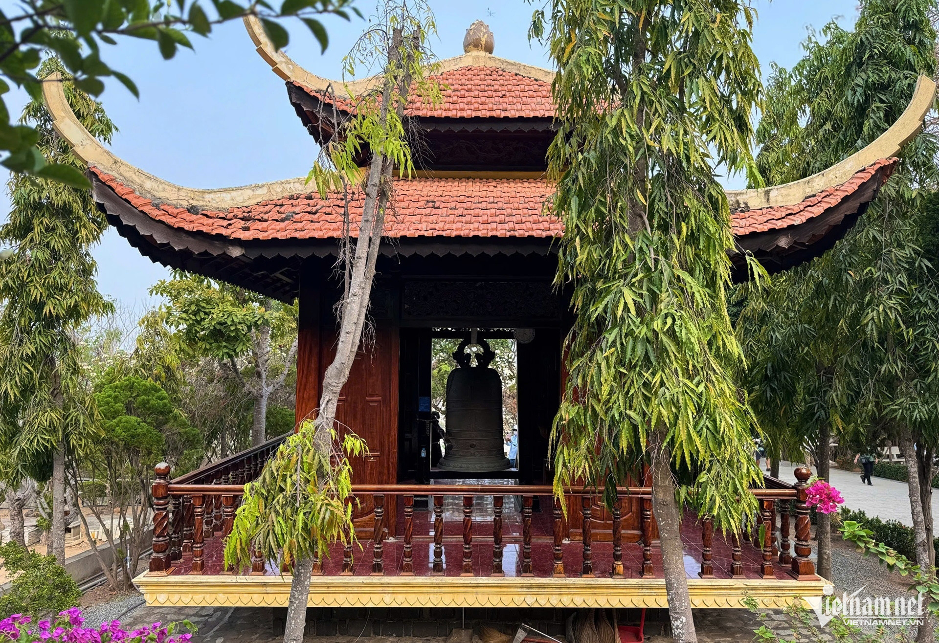 buc tuong phat dat vang khong lo ben trong thien vien chon khong vung tau 1 43717.jpg