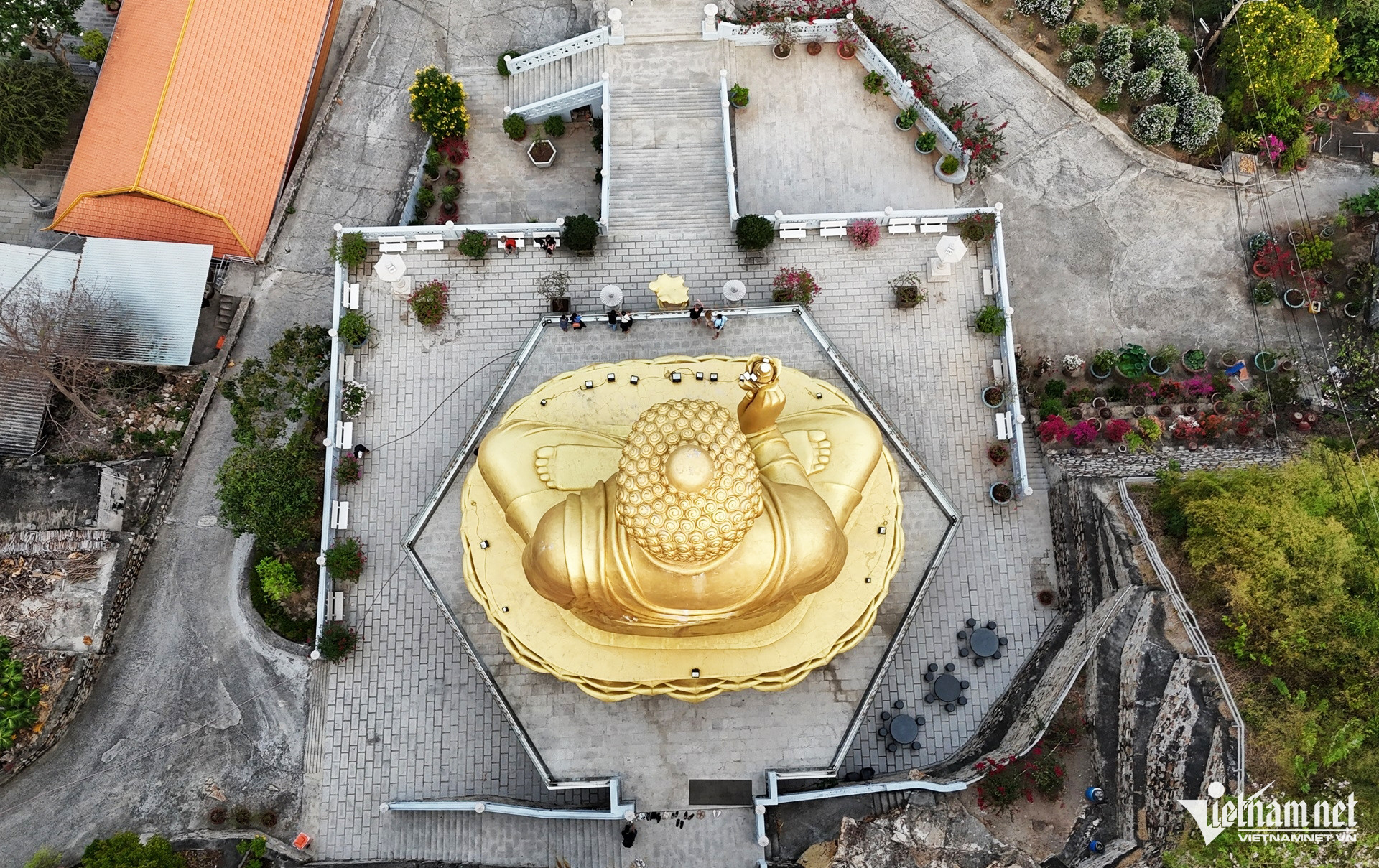 buc tuong phat dat vang khong lo ben trong thien vien chon khong vung tau 7jpg 45145.jpg