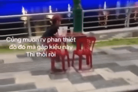 Clip khách ngỡ ngàng khi chủ quán thẳng tay ném toàn bộ ly nhựa xuống sông