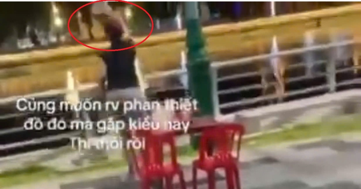 Clip khách ngỡ ngàng khi chủ quán thẳng tay ném toàn bộ ly nhựa xuống sông