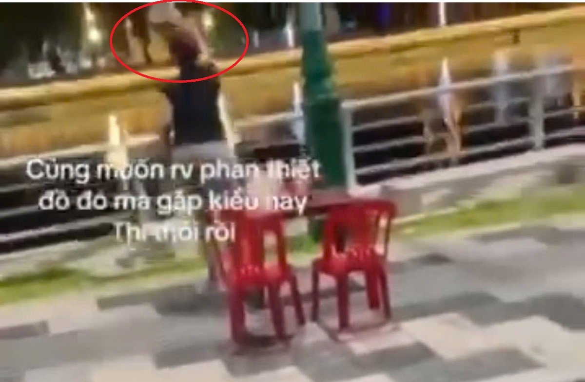 Clip khách “sốc” trước hành động chủ quán nước thẳng tay ném ly nhựa xuống sông.jpg