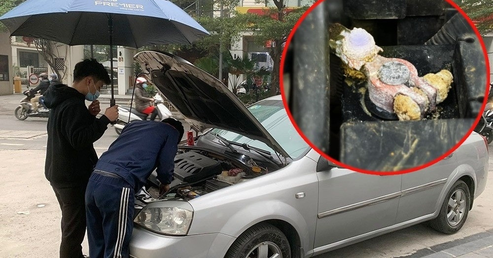 Cọc bình ắc quy ô tô sùi mốc xanh đỏ, cẩn thận kẻo 'nằm đường'