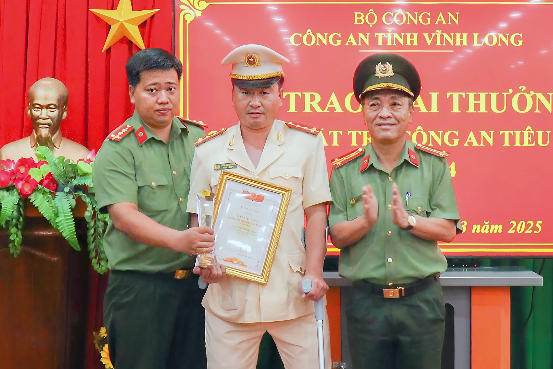 Đại úy bị đứt lìa 2 chân khi bắt cát tặc là gương mặt trẻ Công an tiêu biểu